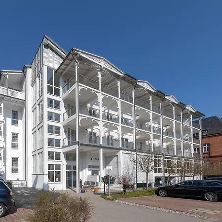 FeWo direkt am Strand mit Meerblick und Südbalkon, Villa Freia 27, Binz-2