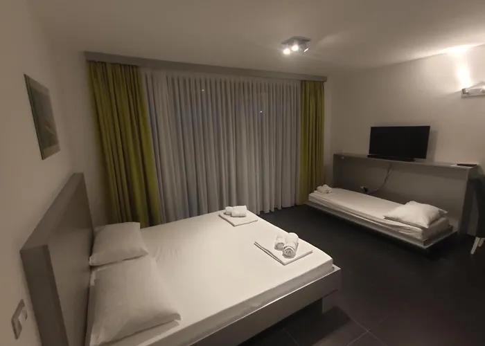 Whitehouse Apartments