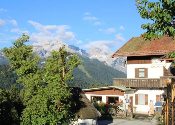 Pfeiffer Alm am Sonnenhang mit Blick auf die Zugspitze