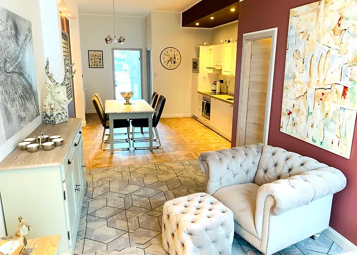 BESOTEL Mettmann-schicke FeWo oder Apartments nähe Golfplatz Gruiten und Neandertal mit Glasfaser WLAN und Parkplatz-viele Schlafzimmer mit Bad en suite