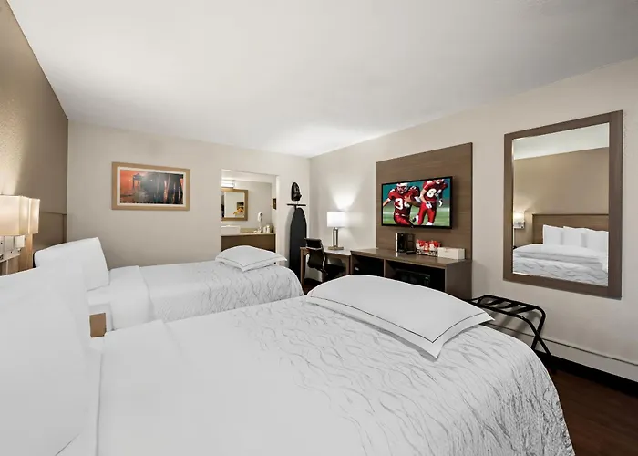 Red Roof Inn Plus+ & Suites Naples Downtown-5Th Ave S