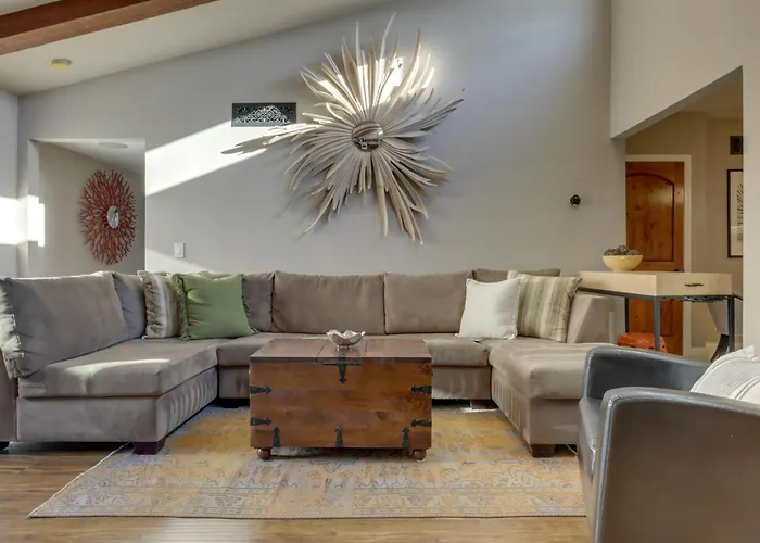 Dtwn Palm Springs Condo: Bbq, Pool, Fire Pit, Etc!