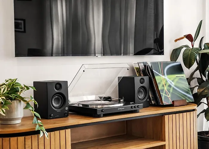 The Vinyl Abode - Free Parking&5-Minute CBD Walk